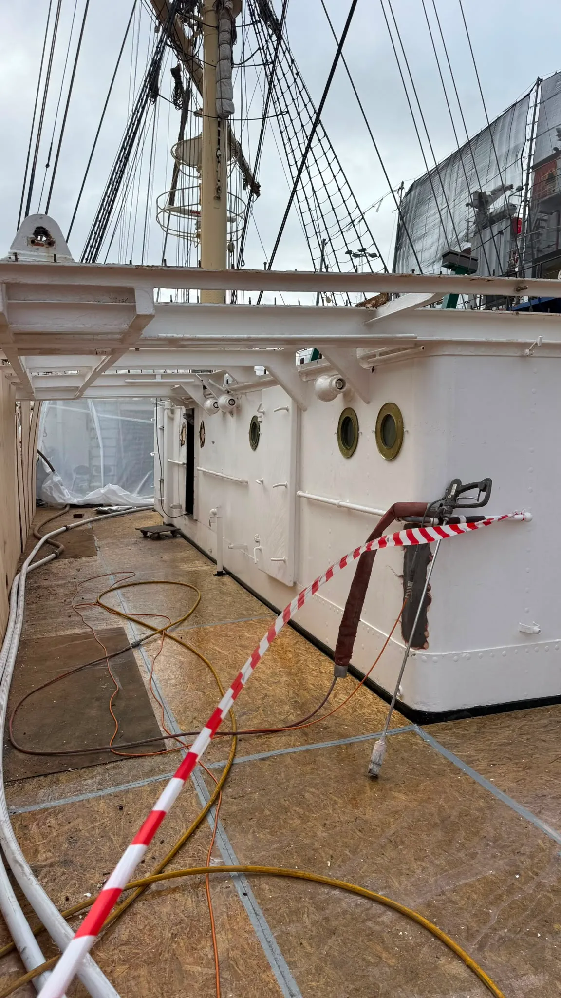 Samme dækshus efter afrensning og påført coating, malet hvidt med skarpe kanter.